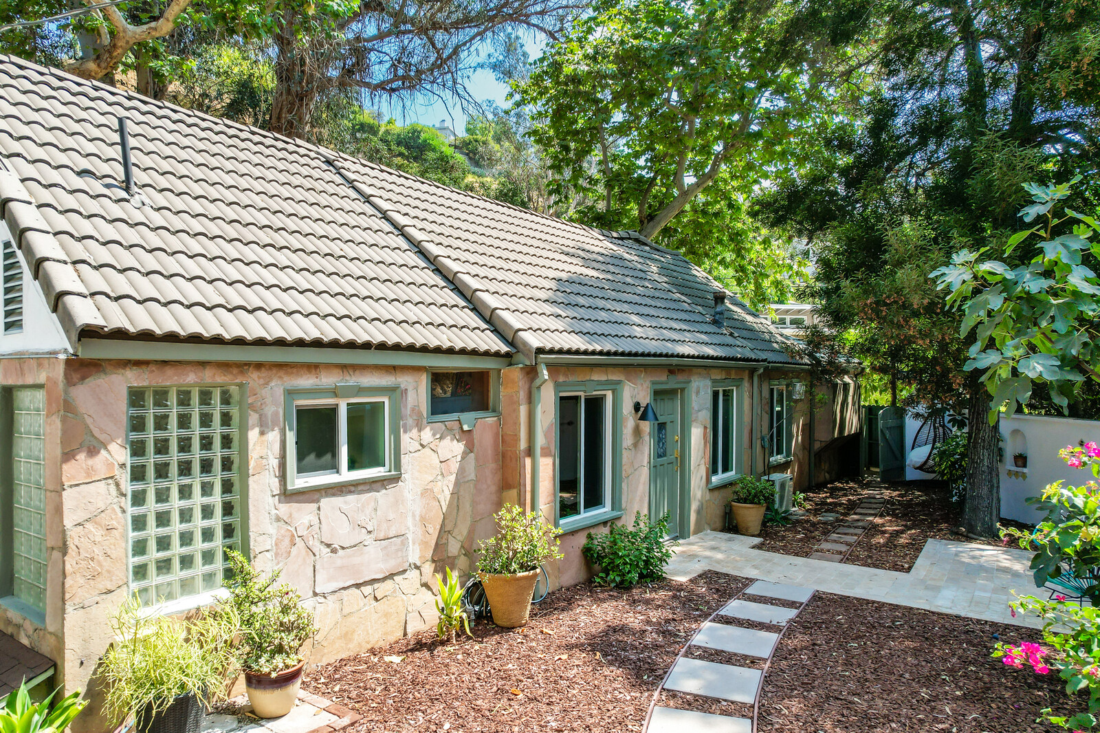 Enter Your Laurel Canyon Era With a Charming Cottage for $949K